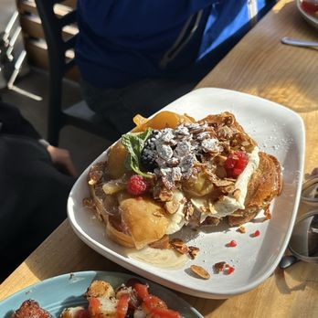 Cafe Dantorels - Seasonal French toast - Cafes Near Me - Sacramento, California Cafe Dantorels - Seasonal French toast - Cafes Near Me - Sacramento, California