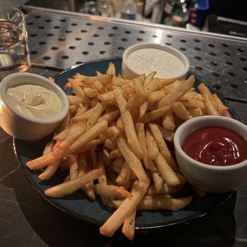 Idyllwild Tavern - The fries were so good - Cocktail Bars Near Me - Burbank, California