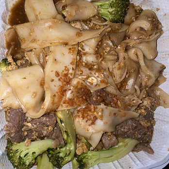 Phuket Thai Café - Paht Si Eu with Beef - Thai Near Me - Honolulu, Hawaii Phuket Thai Café - Paht Si Eu with Beef - Thai Near Me - Honolulu, Hawaii