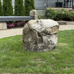 Salvage Winery - Beautiful rock along the path
