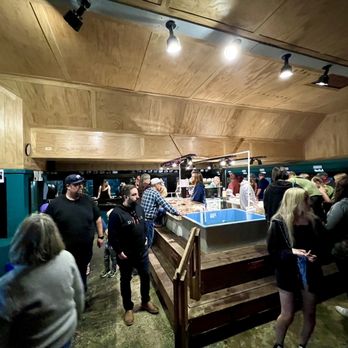 Seaside Aquarium - So packed - and the "touching pools" were overrun and in very poor condition- this cannot be good for the animals :( - Aquariums Near Me - Seaside, Oregon