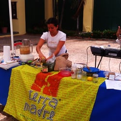 Mercado Agrícola Natural - Chef Rebecca, known for her vegetarian cooking classes at Freshmart, giving one of her cooking demonstrations at the market!