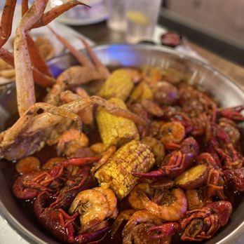 Storming Crab - Springfield - crab legs, corn, and potatoes in a pan - Cajun/Creole Near Me - Springfield, Missouri