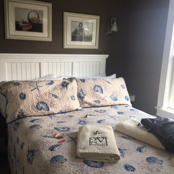 Two Village Square Inn - Queen Room - Hotels Near Me - Ogunquit, Maine