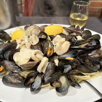 Alessio's Seafood Grille - a plate of clams - Seafood Near Me - Warrington, Pennsylvania Alessio's Seafood Grille - a plate of clams - Seafood Near Me - Warrington, Pennsylvania