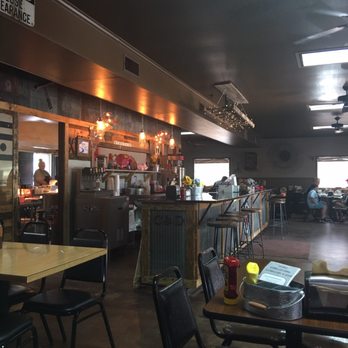 Shirley's Mainline BBQ - the dining area - Barbeque Near Me - Ragland, Alabama