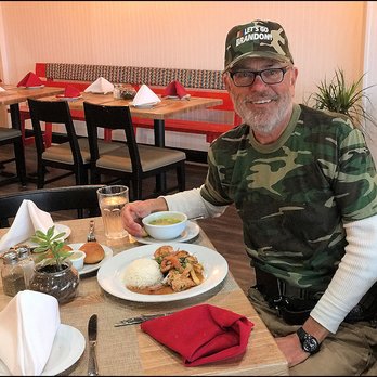 Chicha Peruvian Kitchen - I'm a happy guy as Jackie snaps my photo, as I prepare to enjoy a delicious lunch of "Pollo Saltado" at Chicha Peruvian Kitchen. - Peruvian Near Me - Roseville, California