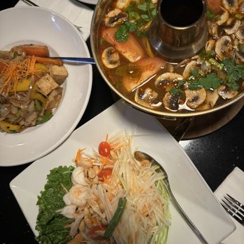 Moom 48 Thai - Papaya Salad, Tom Yum Chicken Soup, and Drunken Noodle - Asian Fusion Near Me - Pasadena, California