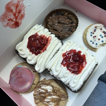 Crumbl - Cedar Park - Bakeries Near Me - Cedar Park, Texas