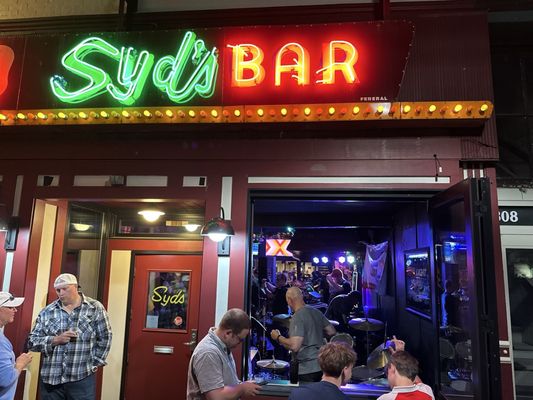 Syd's Fine Food and Spirits by null