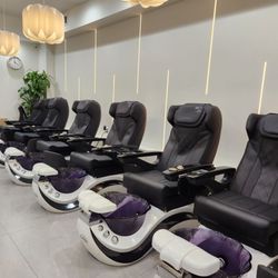 Beverly Hills Nail Spa - Nail stations