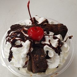 Beach Treats Ice Cream and Frozen Yogurt - Brownie sundae