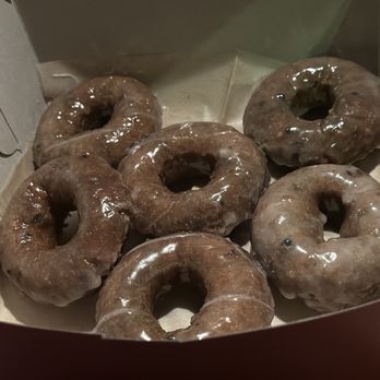 M & M Donuts - 6 donuts in natural midnight lighting lol - Donuts Near Me - Anaheim, California M & M Donuts - 6 donuts in natural midnight lighting lol - Donuts Near Me - Anaheim, California