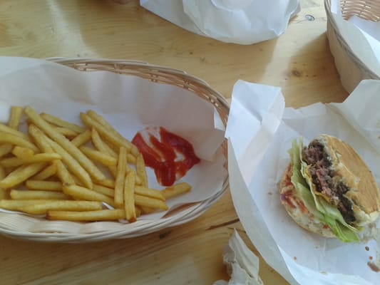 Tommis Burger Joint, Mitte by null