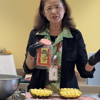 Dole Plantation - Pineapple cutting demo and tasting - Tours Near Me - Wahiawa, Hawaii Dole Plantation - Pineapple cutting demo and tasting - Tours Near Me - Wahiawa, Hawaii