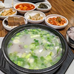 seolleongtang with banchan