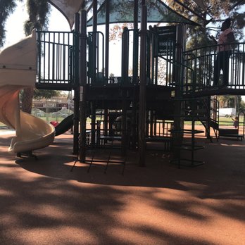Moorpark Park - Was looking for a park for my kids to play without sand. - Parks Near Me - Studio City, California