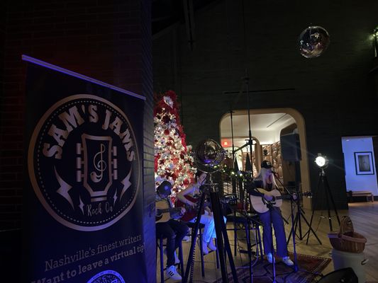 Commons Club by null