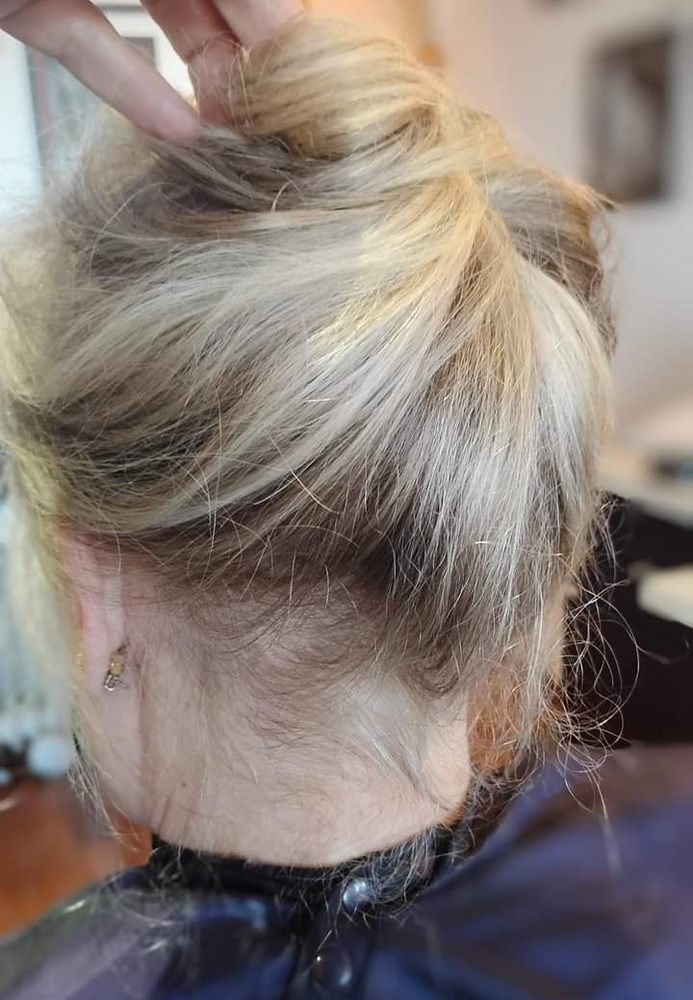 Alyssa's Hair Salon Logo