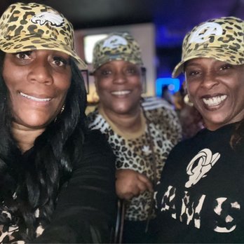 Donna's - Bar area - Sports Bars Near Me - Gardena, California