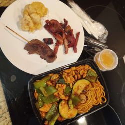 Teriyaki Yummy - Szechuan chicken lunch special + 3 items