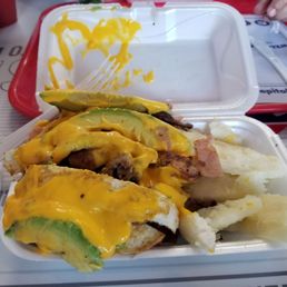 Full Parilla - pollo, carne, chorizo (agregado), huevo, aguacate, queso fundido!!!  Con yuca hervida.