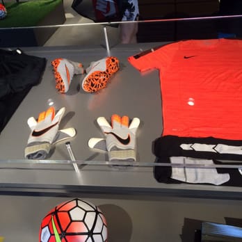 Nike Boston - Cool futebol display - Shoe Stores Near Me - Boston, Massachusetts Nike Boston - Cool futebol display - Shoe Stores Near Me - Boston, Massachusetts