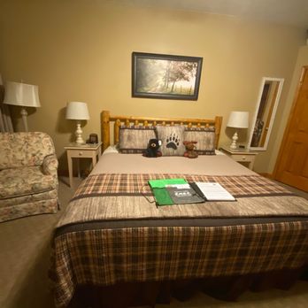 Berry Springs Lodge - King size room with free backpack. - Bed & Breakfast Near Me - Sevierville, Tennessee Berry Springs Lodge - King size room with free backpack. - Bed & Breakfast Near Me - Sevierville, Tennessee