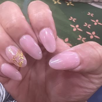 2Q Nail Bar - Gel coating is uneven has bubbles and design is poorly placed and bulky due to sticker. - Nail Salons Near Me - Woodbridge, Virginia