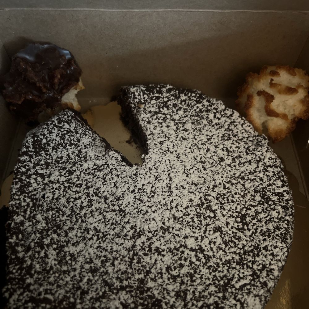 Chocolate Cake, macaroons!! Chocolate Cake, macaroons!!