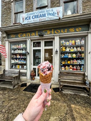 Grannie's Cookie Jars & Ice Cream Parlor by null