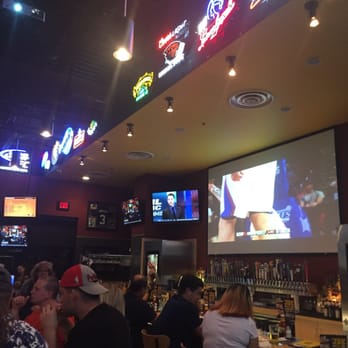 Buffalo Wild Wings - 5 mins left in the 4th quarter... No food in sight. Waitstaff still hustling. Managers? Like the food, nowhere to be seen. - Chicken Wings Near Me - Corvallis, Oregon