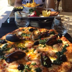 Les Girelles - Pizza aux fruits de mer et en arrière plan escalope pane et frites