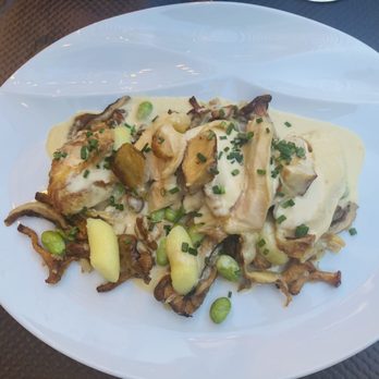 Restaurant Le Chien Jaune - Chicken with warm foie gras and mushrooms - Restaurants Near Me - Tours, 37