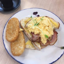 Ultimate Mates Pizza Cafe - Bacon and scrambled eggs (no extra charge for scrambled) with a $3 side of hash browns totally worth it.