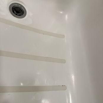Red Roof Plus - Nasty dirty bathtub! - Hotels Near Me - Westbury, New York