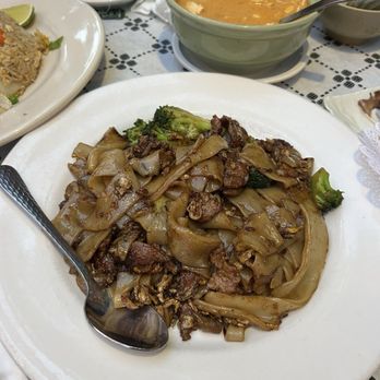 Yasotorn Thai Cusine - Pad See Ew - Thai Near Me - Evanston, Illinois Yasotorn Thai Cusine - Pad See Ew - Thai Near Me - Evanston, Illinois