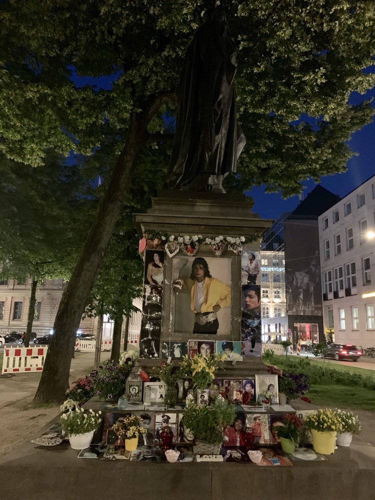 DENKMALFUERMICHAELJACKSON 33 Photos & 15 Reviews Promenadeplatz 2 6, München, Bayern