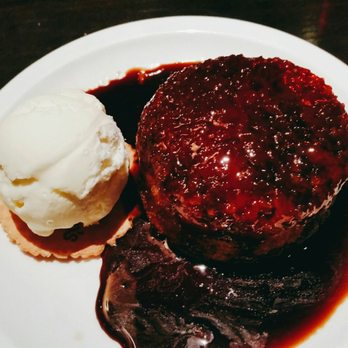 Di Maggio's - Sticky toffee pudding - traditional sticky toffee & date pudding drizzled with hot caramel sauce with ice cream - Pizza Near Me - Glasgow, GLG