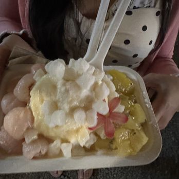 Da Sweet Spot - Medium size with kiwi and lychee - Shaved Snow Near Me - Kihei, Hawaii Da Sweet Spot - Medium size with kiwi and lychee - Shaved Snow Near Me - Kihei, Hawaii