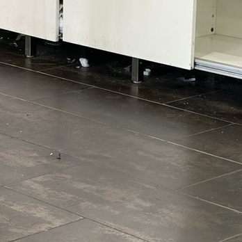 Cosmo Nail Bar - Trash everywhere - Nail Salons Near Me - Brea, California