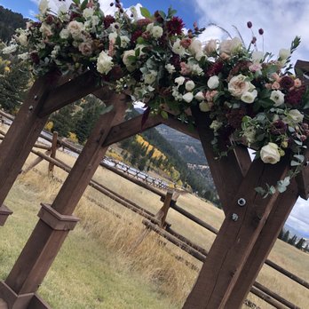Karen's Floral Artistry - Ceremony flowers - Florists Near Me Karen's Floral Artistry - Ceremony flowers - Florists Near Me