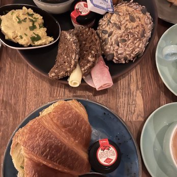 Copenhagen Coffee Lab - The breakfast plate & croissant with eggs - Coffee & Tea Near Me - Lisbon, 11 Copenhagen Coffee Lab - The breakfast plate & croissant with eggs - Coffee & Tea Near Me - Lisbon, 11