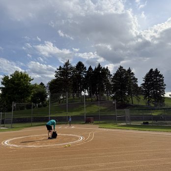 Wood Oaks Green Park - A well manicured west field readied for game time. The top of their sledding hill is also behind the trees behind home plate. - Parks Near Me - Northbrook, Illinois Wood Oaks Green Park - A well manicured west field readied for game time. The top of their sledding hill is also behind the trees behind home plate. - Parks Near Me - Northbrook, Illinois