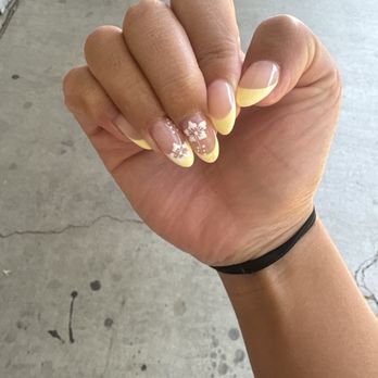 Ara Spa - Hibiscus nails - Nail Salons Near Me - Davis, California
