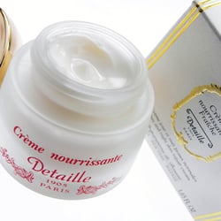 Detaille 1905 Paris - Une crème onctueuse, nourrit l'epiderme, idéale en crème de nuit ou pour affronter les premiers frimas.