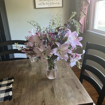 Paragon Flowers - One week old and still lovely - Florists Near Me - Saint Charles, Illinois