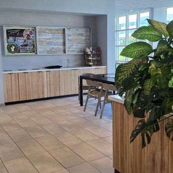 Local Kitchens - Main dining - Burgers Near Me - Redwood City, California Local Kitchens - Main dining - Burgers Near Me - Redwood City, California