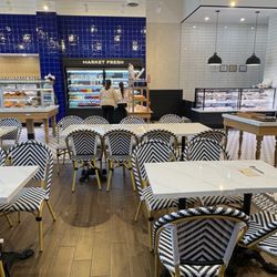 Paris Baguette - Spacious seating area