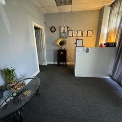 Hong Kong Massage - Welcome to our tranquil oasis! Step inside our inviting space, where our friendly front desk awaits